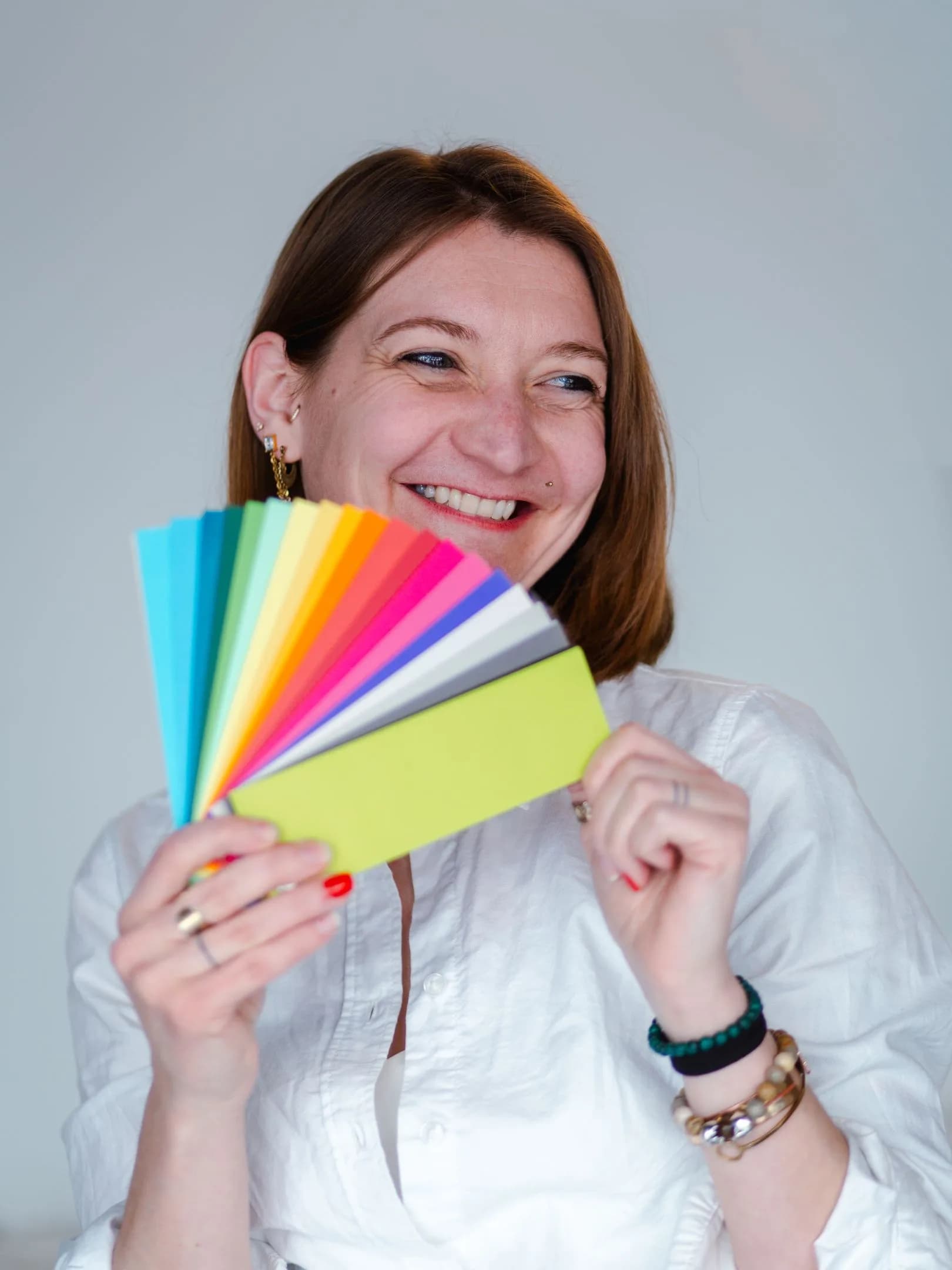 Portrait de Ludiwine, graphiste à Angoulême en Charente, créatrice d'identité visuelle et experte en communication.